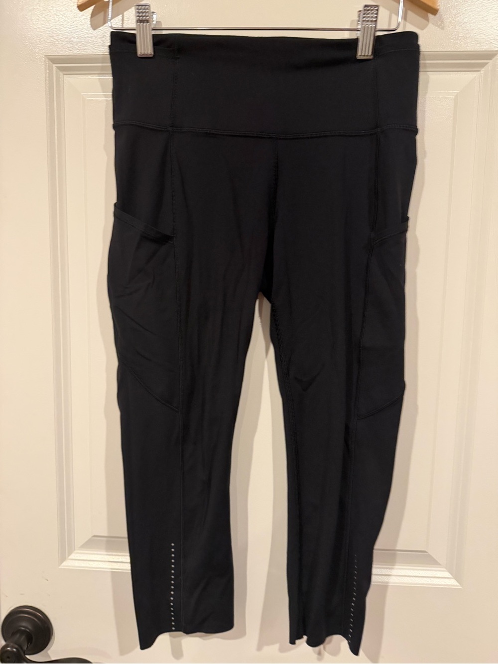 lululemon athletica Black High-Rise  capri Leggings with Side Pockets  6 flawed